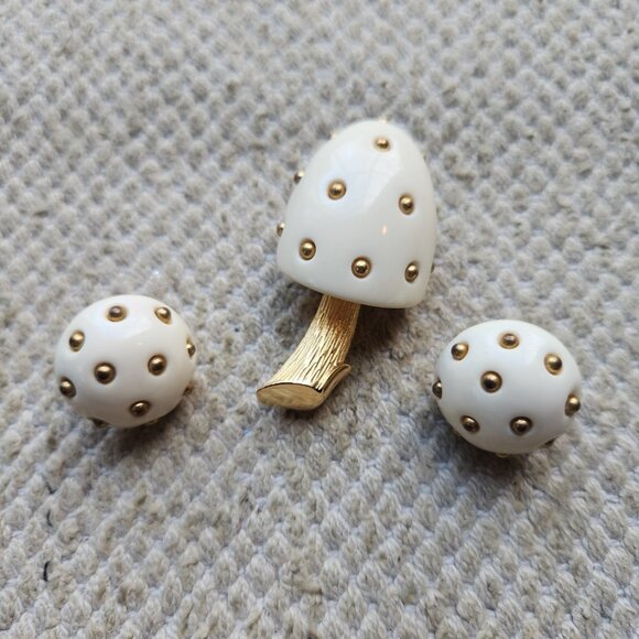 Trifari Jewelry - Crown Trifari Gold Tone White Lucite Mushroom Brooch Pin and Earrings Set Signed